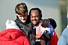 Ricky-Jade Jones wird von Simon Spari umarmt.