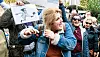Eine Frau schneidet sich als Zeichen des Protests gegen das iranische Mullah-Regime einige Haare ab.