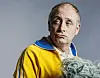 Alfons trägt eine Trainingsjacke in Blau und Gelb, den Farben der Ukraine