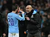 Manchester-City-Trainer Pep Guardiola gibt Bernardo Silva Anweisungen.