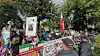 Hunderte Menschen haben am Montag friedlich vor der Blauen Moschee protestiert.