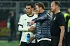 Julian Nagelsmann spricht mit Jamal Musiala während eines Länderspiels.
