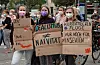 Klimaaktivistinnen halten Plakate während einer Demonstration des Bündnisses Fridays for Future hoch.