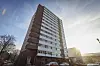 Ein Hochhaus in Horn an einem sonnigen Wintertag.