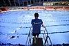 Ein Fachangestellter für Bäderbetriebe (FBB) bei der Badeaufsicht der ersten Schwimmerinnen und Schwimmer in der umgebauten und erweiterten Alsterschwimmhalle.