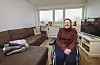 Maria Benatzky sitzt in einem Rollstuhl in ihrem Zimmer