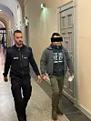 Der Angeklagte wird am Dienstag im Strafjustizgebäude von einem Justizbeamten zum Gerichtssaal geführt.