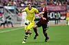 Adam Hlousek und Kevin Großkreutz im Zweikampf
