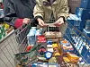 Ein Einkaufswagen, randvoll mit Markenprodukten