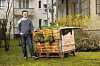 Sven Scott Kirkwoodt (46) mit einer seiner Arbeiten von Hochbeet Hamburg