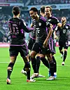Jamal Musiala jubelt mit seinen Bayern-Kollegen in Bremen.