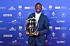 Ousmane Dembele mit der Trophäe Ligue 1 Spieler der Saison