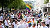 Zahlreiche Menschen nehmen an einer Fahrraddemo des Christopher Street Days (CSD) teil.
