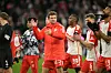 Thomas Müller applaudiert mit seinem Team nach eine Sieg Richtung Fans.