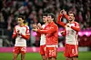 v.l. Jamal Musiala, Aleksandar Pavlovic, Thomas Müller und Leon Goretzka nach Abpfiff auf dem Spielfeld.