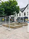 Der Platz am Wilhelminen Brunnen ist inzwischen eingezäunt und ein Durchgang mit Betonblöcken abgesperrt.