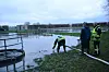 Einsatzkräfte der Feuerwehr pumpen das Wasser ab.
