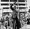 1978 winkt Helmut Kohl auf dem Gerhart-Hauptmann-Platz in die Menge seiner Anhänger. Der Herr im Vordergrund ist ein Personenschützer der Polizei.