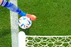 Japans Kaoru Mitoma passt den Ball an der Torauslinie in die Mitte.
