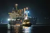 Die „Polesie“ wird nach der Kollision mit der „Verity“ vor Helgoland in den Hafen von Cuxhaven geschleppt. Am Bug sind Schäden von dem tödlichen Zusammenstoß zu erkennen.
