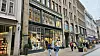 Brandy Melville ist nach Hamburg zurück gekommen. Man sieht den Store von außen. Hinter großen Glasscheiben, sieht man die Klamotten des italienischen Unternehmens