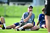 Tim Walter auf dem Trainingsplatz sitzend
