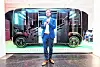 Verkehrssenator Anjes Tjarks (Grüne) steht vor einem autonomen Fahrzeug der Hochbahn.