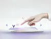 Eine Hand tippt auf einem Smartphone