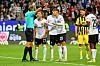 Jesper Lindström und Mario Götze mit Schiedsrichter Sascha Stegemann