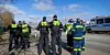 Ein Großaufgebot von Polizisten und Helfern des THW sucht nach dem Unfallopfer.