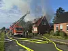 Dahcstuhlbrand eines Wohnhauses in Hollern. Nachbarn retten schwer verletzten Bewohner