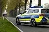 Ein Einsatzfahrzeug der Polizei steht mit Blaulicht auf einer Landstraße. (Symbolbild)