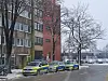 Mutter von vier Kindern rastet aus und schißet mit Waffe aus Fenster – Polizei unterstützt Jugendamt