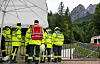 Mitglieder der Feuerwehr stehen nach einer Flutwelle in der Höllentalklamm bereit, um im Notfall Opfer aus dem Fluss Hammersbach zu bergen. Am Fuß der Zugspitze liegt die bei Wanderern beliebte Höllentalklamm.