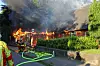 Die Flammen griffen auch auf das Dach des Hauses über.