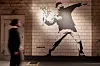 In der ehemaligen Galeria Kaufhof wird auch das Wandbild mit dem Titel 'Flower Thrower' gezeigt..