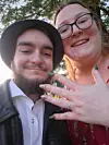 Svea R. (29) und Aaron B. (24) nach der Verlobung bei ihrem Stammitaliener in Eimsbüttel.