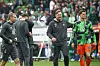 Ralph Hasenhüttel legt seinen Arm um Kevin Behrens
