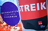 Ein Plakat der Gewerkschaft Verdi mit der Aufschrift «Streik» hängt während eines Streiks von Kaufhof- und Karstadt-Beschäftigten vor dem Schaufenster