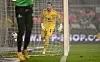 HSV-Keeper Heuer Fernandes schießt sich den Ball gegen St. Pauli ins eigene Tor