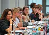Marjam Samadzade (l.), Staatssekretärin im Sozialministerium von Schleswig-Holstein, bei der Konferenz der Gleichstellungs- und Frauenminister:innen