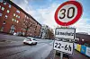 Das Schild in der Holstenstraße weist auf eine Tempo 30 Zone zwischen 22 und sechs Uhr hin.