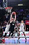 Towers-Profi Dziewa kämpft um den Ball gegen Njie