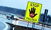 Solche Schilder sollen gegen Geisterfahrer schützen. Ihre Wirkung ist umstritten.