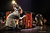 Zwei Schauspieler stehen während einer Vorstellung von Cirque Bouffon auf der Bühne.