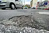 Schlagloch mit Autos
