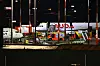 Fahrzeuge der Feuerwehr und ein Krankenwagen stehen am Hamburg Airport vor einem Flugzeug.