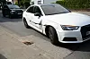 Ein weißer Audi ist an der Längsseite aufgeschlitzt.