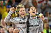Laura Ludwig und Kira Walkenhorst feiern ihre Olympia-Goldmedaille