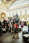 Getrennt: Dimitri will, dass seine Familie in Sicherheit ist: Am Bahnhof in Chernihiw setzt er Frau und Kinder in einen Zug Richtung Westukraine. Er selbst darf das Land nicht verlassen.